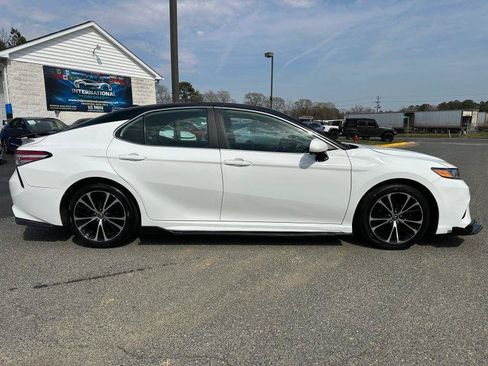 Used 2020 Toyota Camry SE FWD image 3