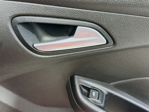 Used 2018 Ford Focus SE w/ SE Appearance Package image 29