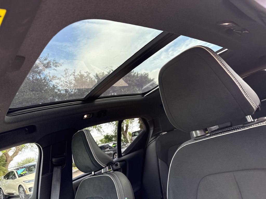 Used 2020 Volvo XC40 T4 R-Design FWD image 7