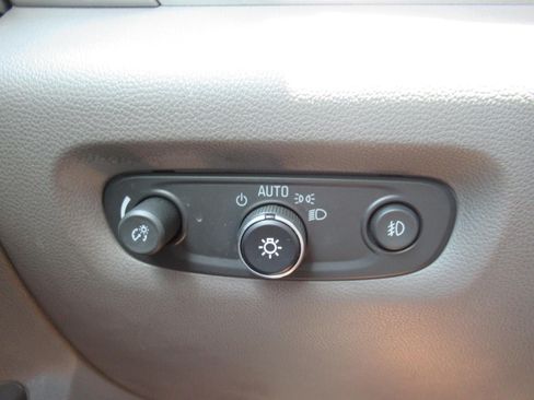 Used 2018 Chevrolet Traverse LT FWD image 21