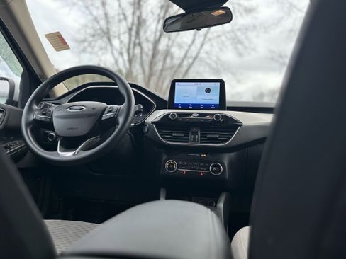 Used 2020 Ford Escape SE image 2