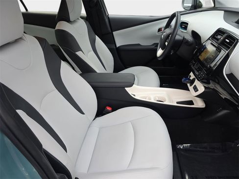 Used 2017 Toyota Prius Four image 12