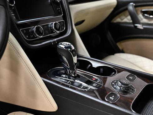 Used 2018 Bentley Bentayga AWD/4WD image 22