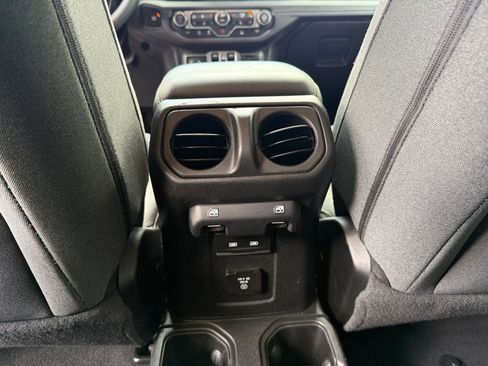 Used 2025 Jeep Wrangler Unlimited Sahara AWD/4WD image 21