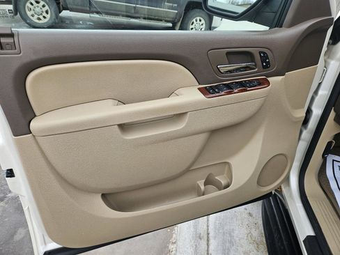 Used 2011 GMC Yukon SLT w/ SLT-2 Equipment Package image 9