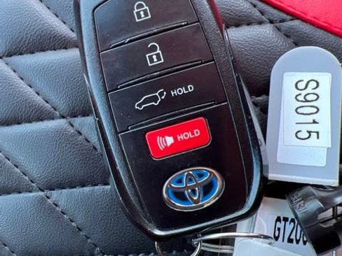 Used 2021 Toyota Venza LE AWD/4WD image 27
