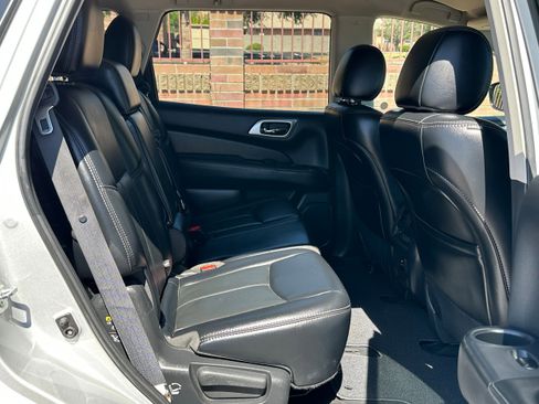 Used 2017 Nissan Pathfinder SL image 12