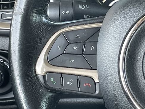 Used 2017 Jeep Renegade Latitude FWD image 13