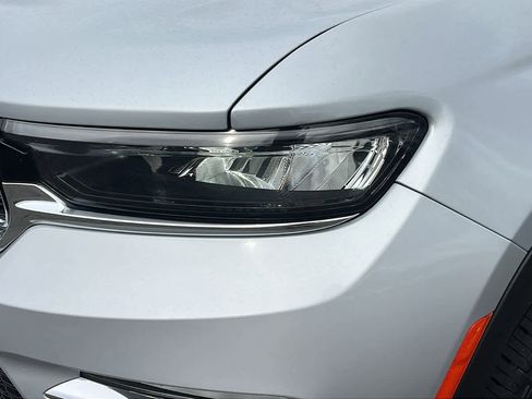 Certified 2023 Jeep Grand Cherokee Limited image 8