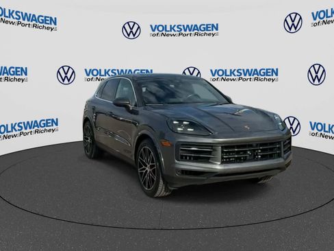 Used 2025 Porsche Cayenne AWD/4WD image 2