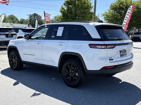 Used 2025 Jeep Grand Cherokee Altitude AWD/4WD image 8