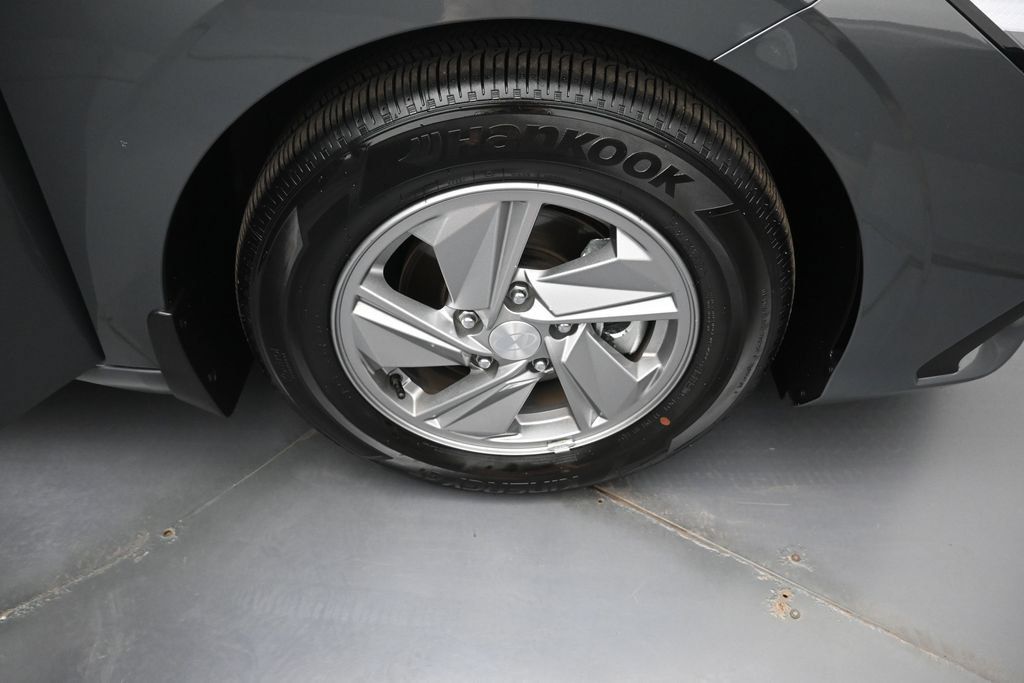 Used 2025 Hyundai Elantra SE FWD image 32