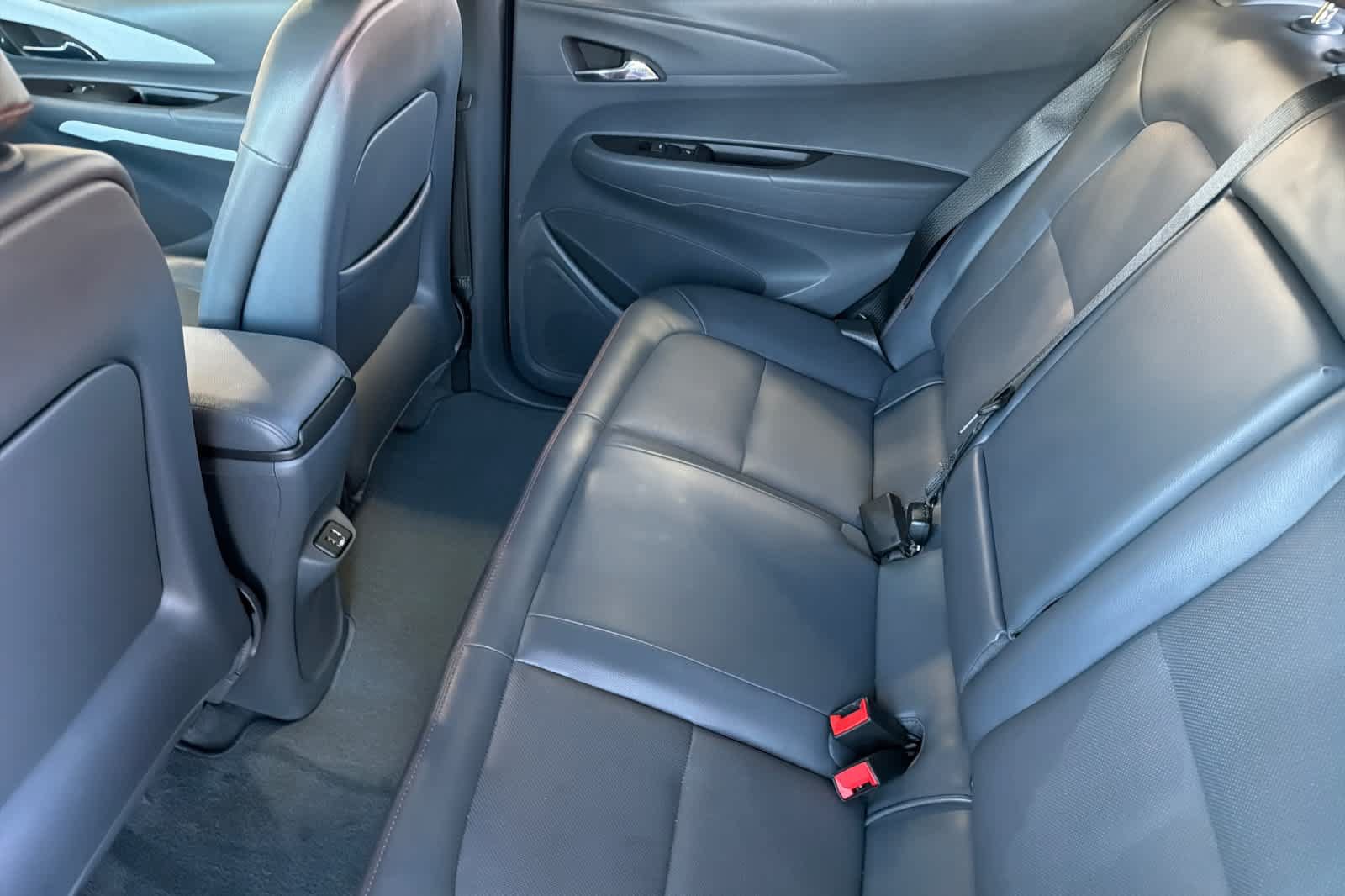 Used 2018 Chevrolet Bolt Premier w/ Driver Confidence II Package FWD image 4