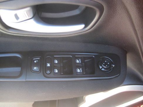 Used 2019 Jeep Renegade Latitude w/ Cold Weather Group image 14