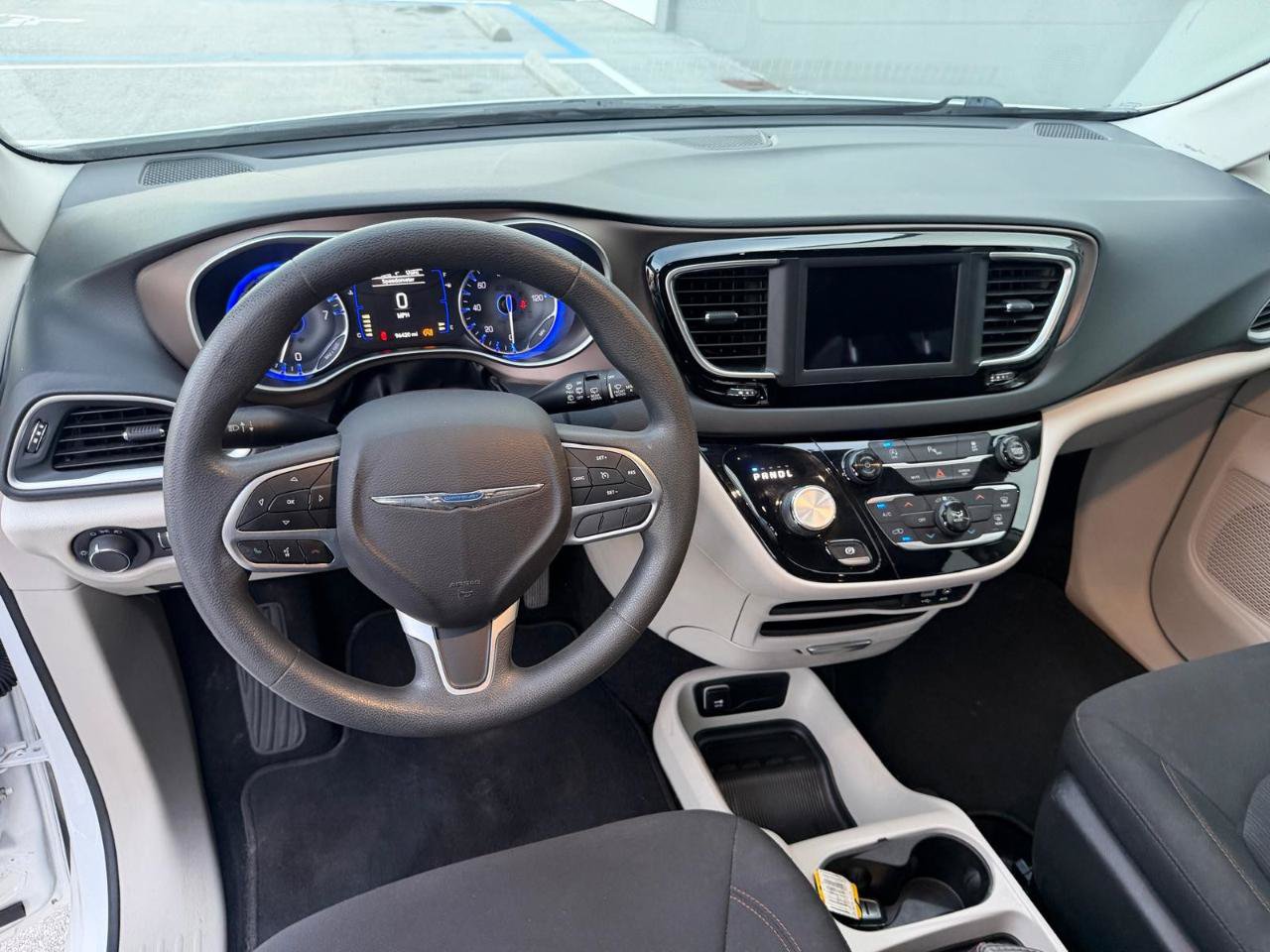 Used 2018 Chrysler Pacifica LX FWD image 14