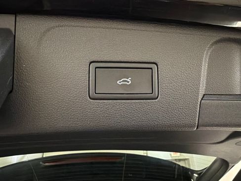 Used 2025 Volkswagen Atlas SE AWD/4WD image 35