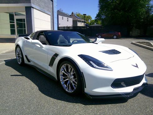 Used 2015 Chevrolet Corvette Z06 w/ 3LZ Preferred Equipment Group RWD image 25