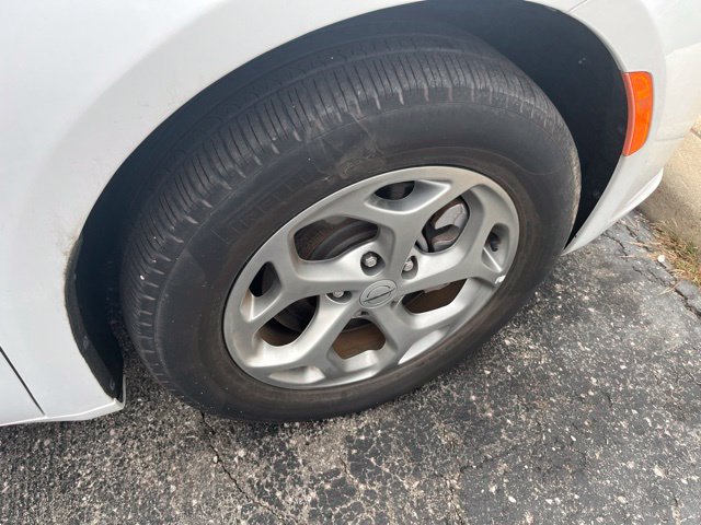 Used 2024 Chrysler Pacifica Limited AWD/4WD image 4