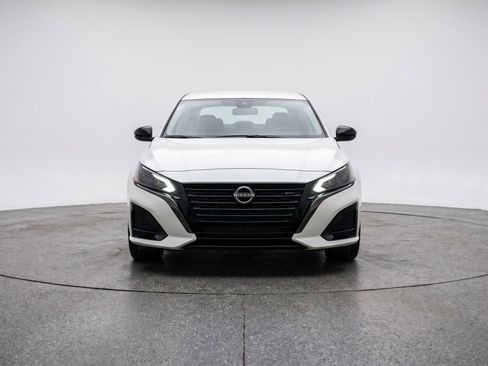 Used 2025 Nissan Altima 2.5 SV FWD image 2