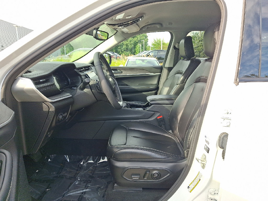 Used 2023 Jeep Grand Cherokee Limited w/ Black Appearance Package AWD/4WD image 14