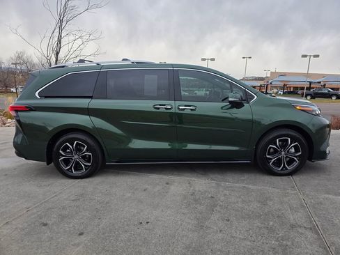 Used 2025 Toyota Sienna Platinum image 8