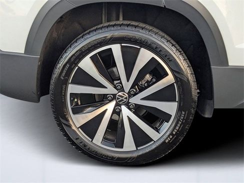 Certified 2024 Volkswagen Taos SE image 11