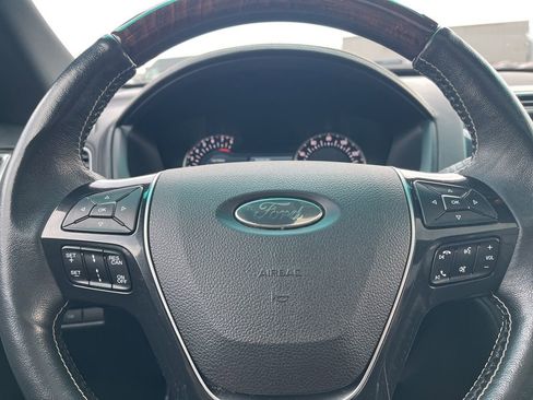 Used 2017 Ford Explorer Platinum image 17