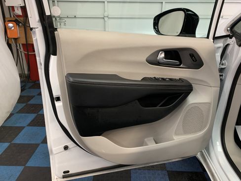 Used 2024 Chrysler Pacifica Touring-L image 11