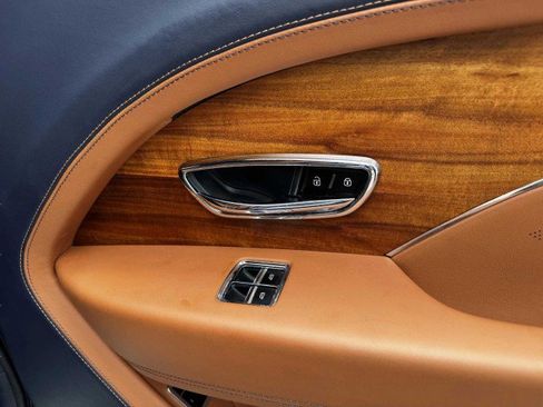 Used 2023 Bentley Bentayga Extended Wheelbase image 63