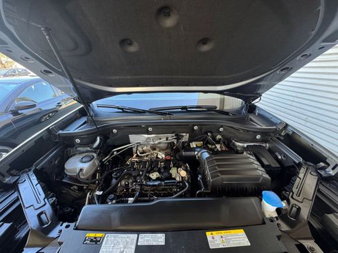 Used 2025 Volkswagen Atlas Cross Sport SE image 32