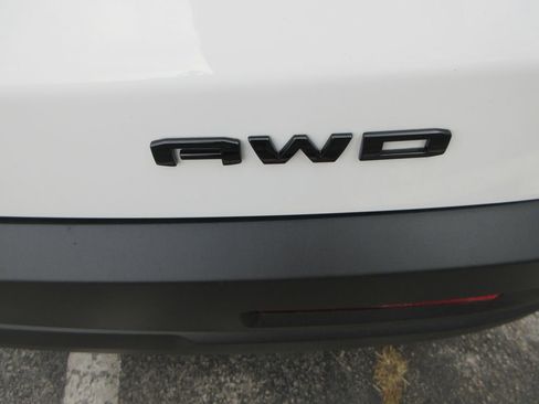 Used 2023 GMC Acadia SLE w/ Driver Convenience Package image 12