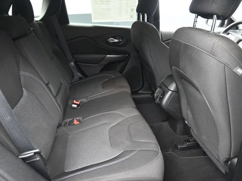 Used 2020 Jeep Cherokee Latitude FWD image 10