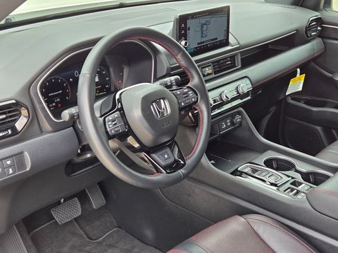 Used 2025 Honda Pilot Black Edition image 10