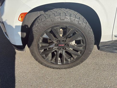 Used 2023 GMC Yukon SLT w/ SLT Premium Package image 10