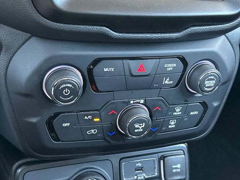 Certified 2023 Jeep Renegade Latitude AWD/4WD image 21