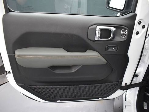 New 2025 Jeep Gladiator Mojave w/ Safety Group image 13