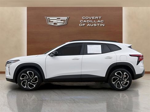 Used 2025 Chevrolet Trax RS w/ Sunroof Package image 2