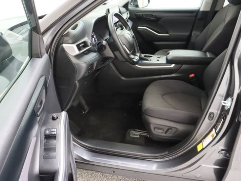 Used 2025 Toyota Highlander LE image 14