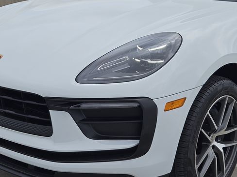 Certified 2025 Porsche Macan image 12