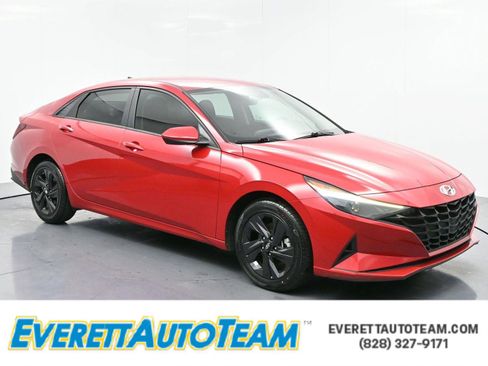 Used 2023 Hyundai Elantra SEL image 1