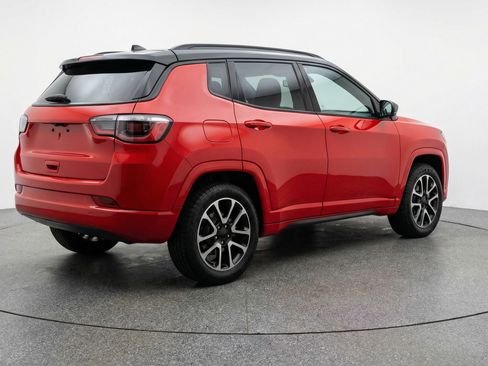 Used 2025 Jeep Compass Trailhawk image 9