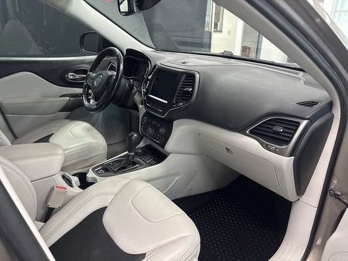 Used 2020 Jeep Cherokee Latitude Plus w/ Comfort/Convenience Group AWD/4WD image 14