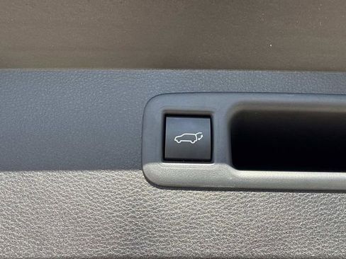 Used 2025 Toyota Highlander XLE image 39