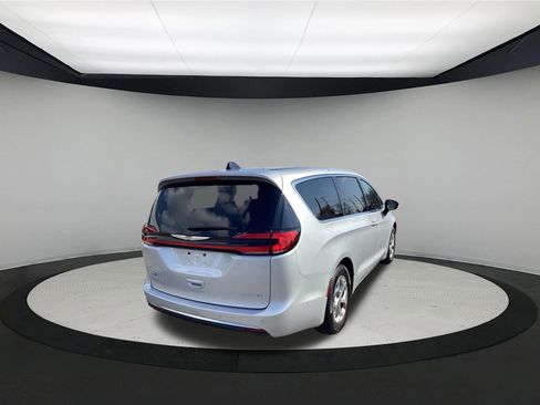 Used 2024 Chrysler Pacifica Limited image 8