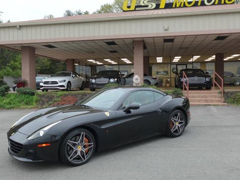 Used 2015 Ferrari California T RWD image 5