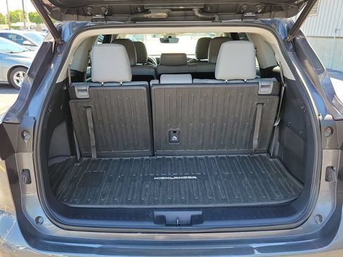 Used 2020 Toyota Highlander XLE AWD/4WD image 11