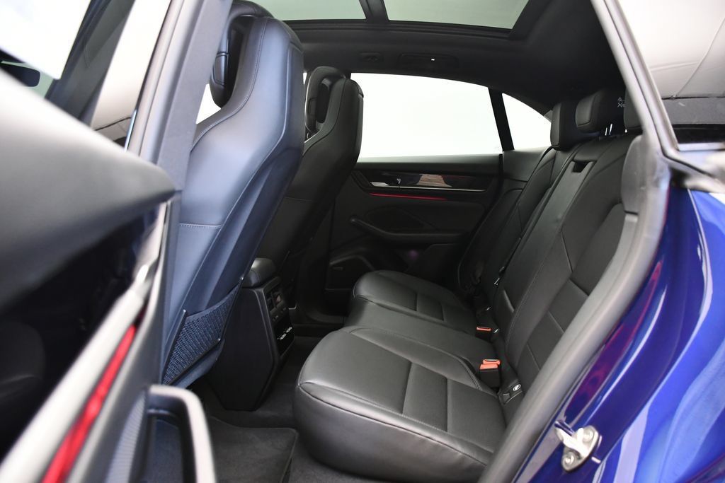 Certified 2025 Porsche Macan 4S Electric AWD/4WD image 47