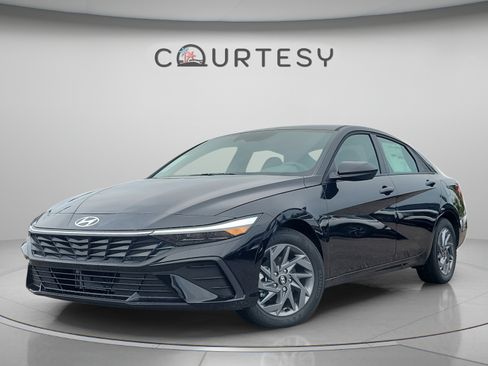 Certified 2025 Hyundai Elantra Hybrid FWD image 1
