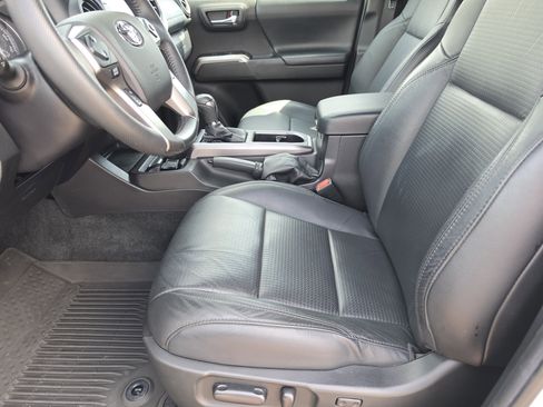 Certified 2022 Toyota Tacoma Limited AWD/4WD image 9