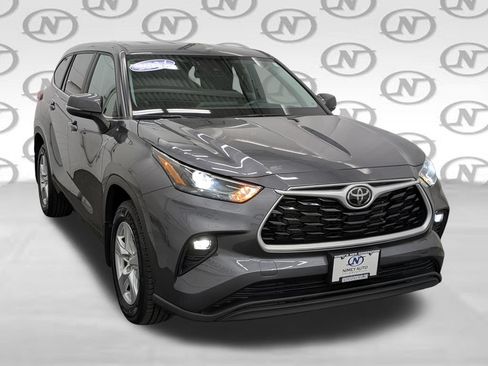Used 2024 Toyota Highlander LE AWD/4WD image 18